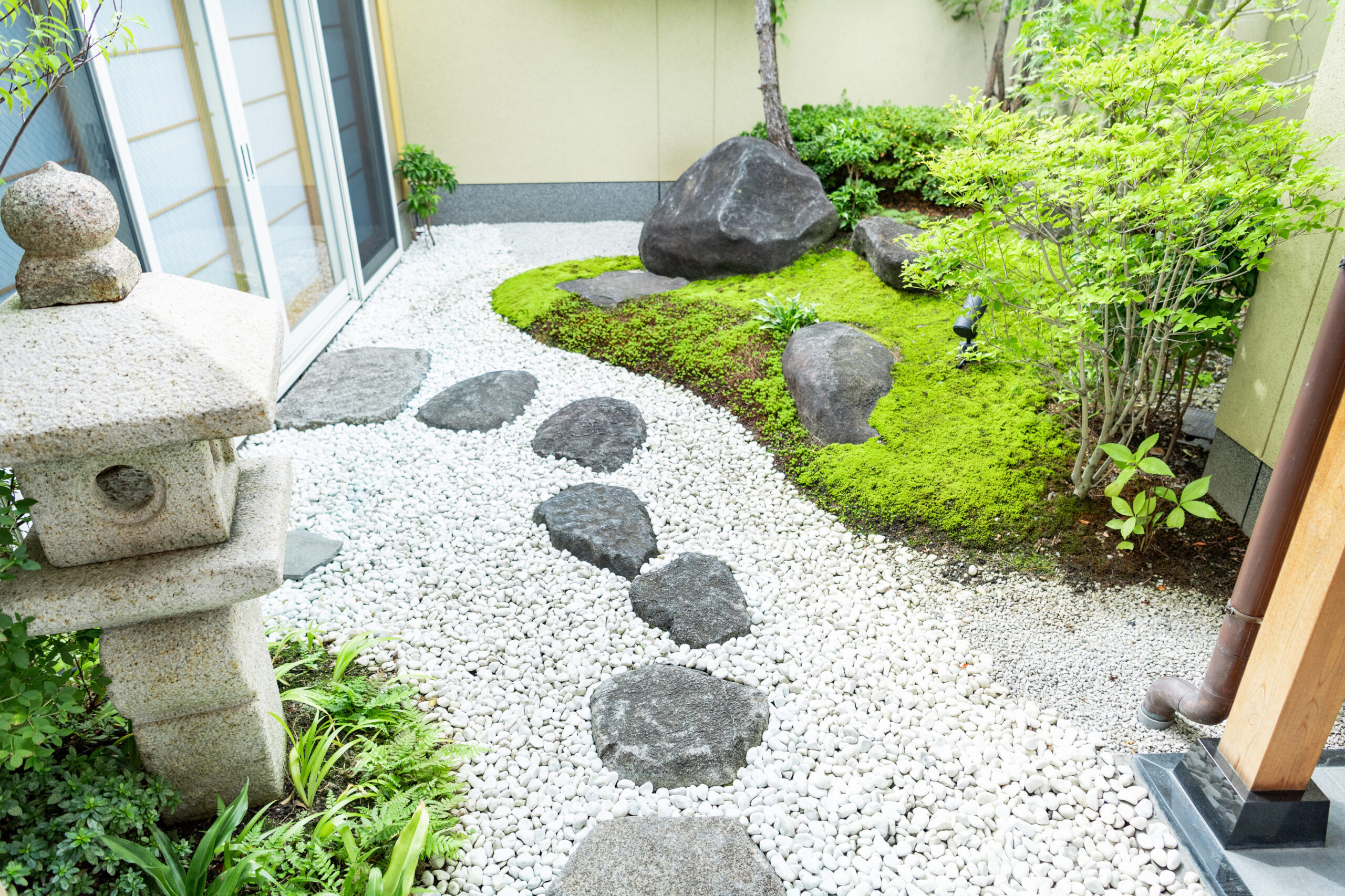 苔と自然石がある和風の庭